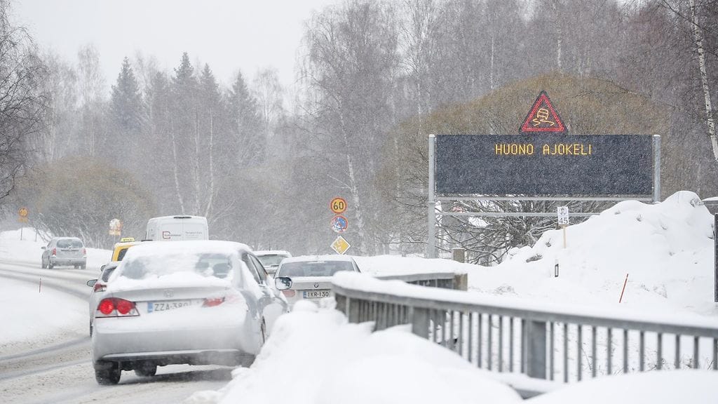 Huonon ajokelin varoitus on Lapissa, Kainuussa, Pudasjärvellä, Taivalkoskella ja Kuusamossa.
