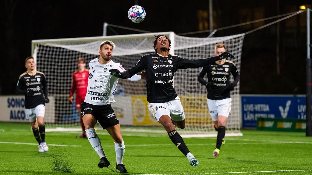 SJK:n Kelvin Spencer pallontavoittelutilanteessa Hakan Evangelos Patoulidisin kanssa.