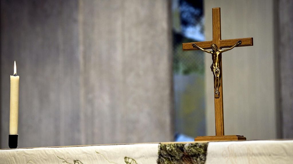 Kristillinen usko ja suomalaisten usko Jumalaan ovat vähentyneet entisestään.