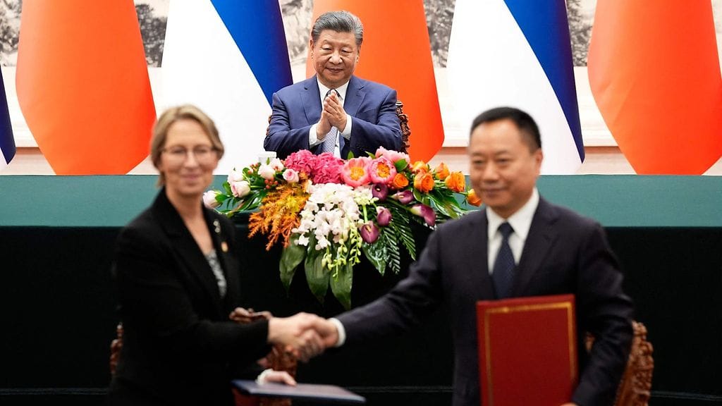 "Minulla ei ole käytössä täällä sellaisia välineitä, joilla voisin seurata Suomen politiikkaa", Essayah totesi.