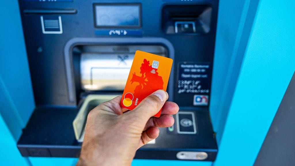 Kuvituskuva. Avulias kaksikko paljastui pankkikorttihuijareiksi Pohjanmaalla.