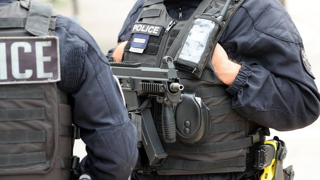 Ranskan sisäministerin mukaan 15-vuotias poika on kriittisessä tilassa tulitaistelun jäljiltä.