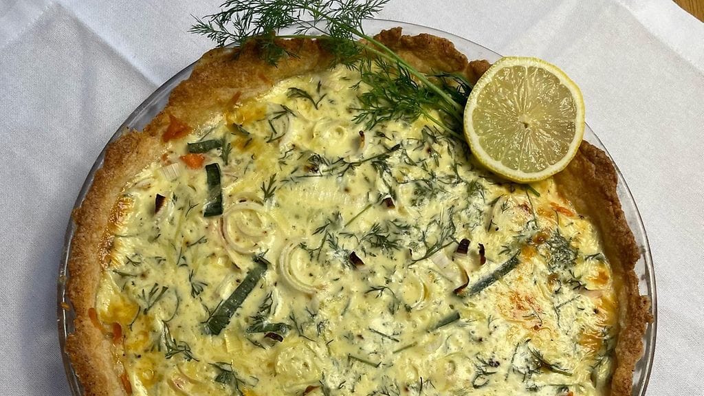 Testaa Anun makoisa lohipiirakka. Voit käyttää siihen esimerkiksi kylmäsavukirjolohta tai uunilohen jämät.