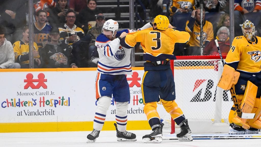 Vasili Podkolzin ja Jeremy Lauzon tappelivat.