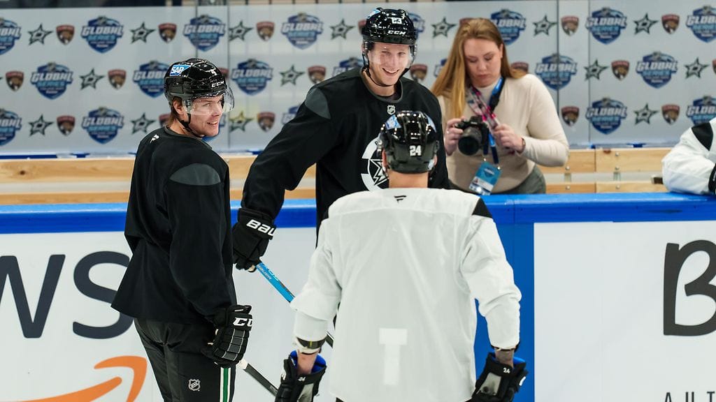 Dallas Starsin suomalaiset Miro Heiskanen (vasemmalla), Esa Lundell (takana, kasvot kameraan päin) ja Roope Hintz (selkä kameraan päin) pelaavat viikonloppuna Tampereella.