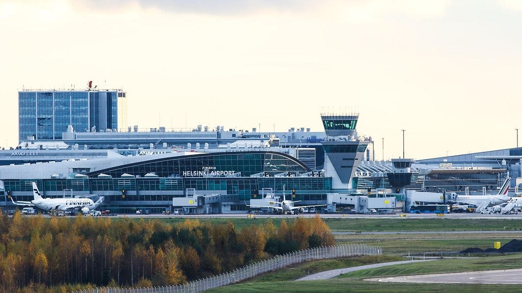 Kiinalaisen Juneyao Airlinesin kone osui porrasautoon asematasolla. Kuvituskuva.