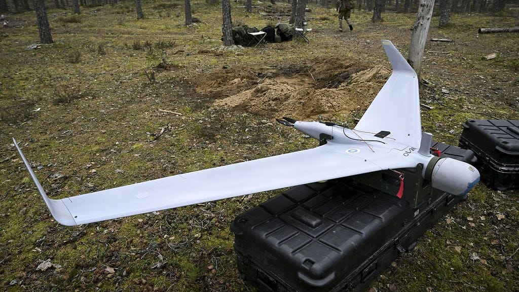 Maavoimien Aeronautics Orbiter 2B Mini UAS -lennokki maavoimien panssariprikaatin johtaman, mekanisoidun Arrow 24 -harjoituksen mediapäivässä Niinisalon varuskunnassa Kankaanpäässä 29. huhtikuuta.