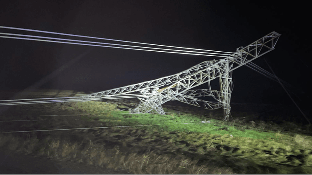 Kaksi kantaverkon suurjännitepylvästä kaatui Olkiluoto-Ulvila kohdalla perjantai-iltana.