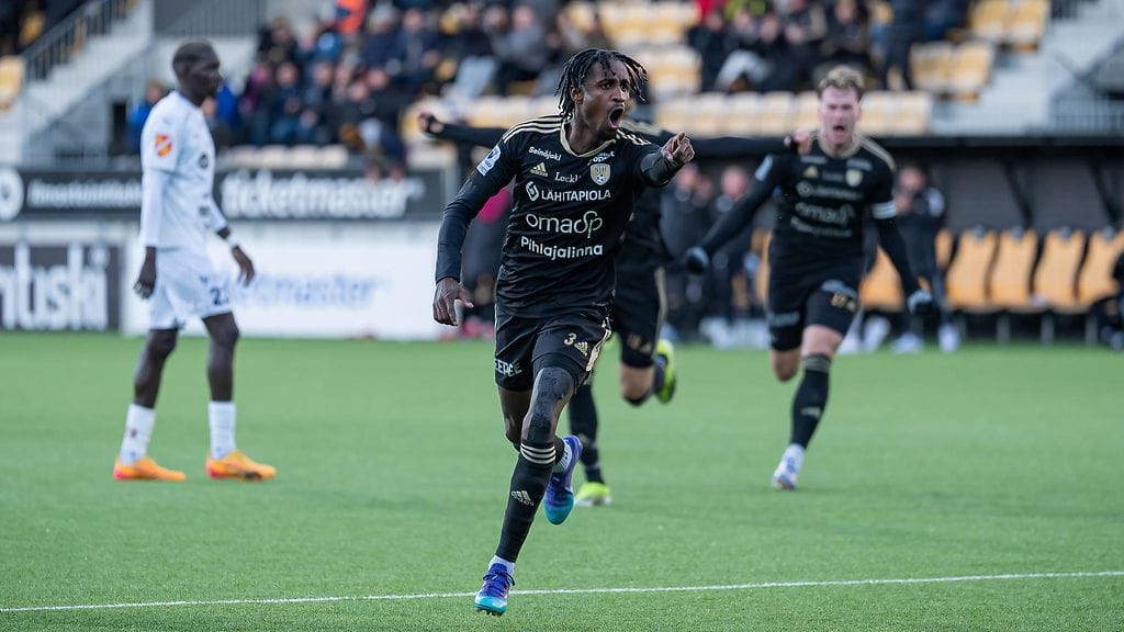 Babacar Fati teki SJK:n johtomaalin OmaSP Stadionilla.