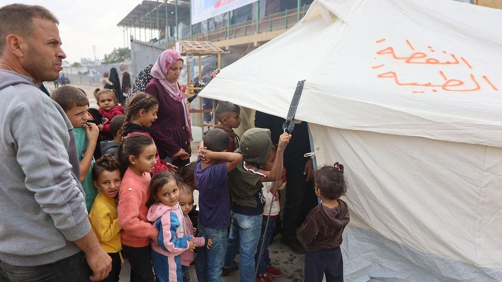 Palestiinalaislapset jonottivat lauantaina teltan ulkopuolella poliorokotusten toista vaihetta varten Abdel Aziz Rantissi -sairaalassa Gaza Cityn Nasrin kaupunginosassa.