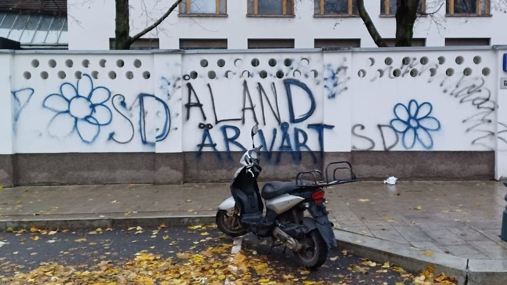 Suomen Moskovan-suurlähetystön aitaa oli sotkettu perjantaina. Tekstissä lukee ruotsiksi "Ahvenanmaa on meidän".