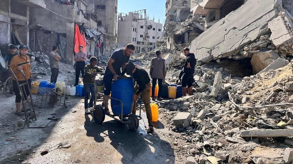 Palestiinalaiset täyttivät säiliöitä puhtaalla vedellä tuhojen keskellä Beit Laiassa Gazan kaistan pohjoisosassa sunnuntaina.