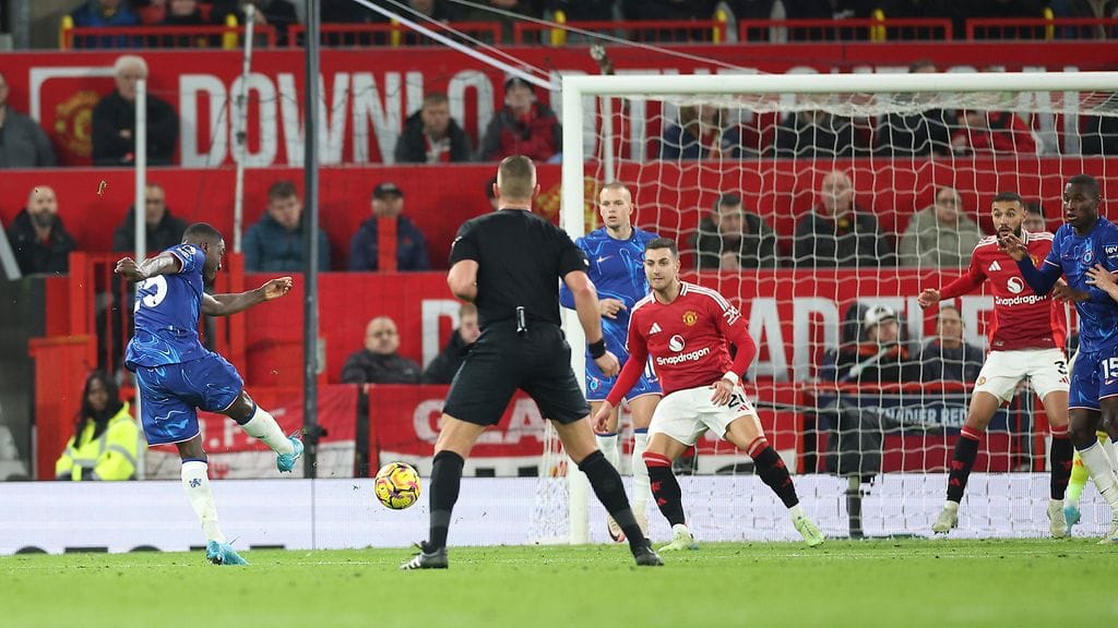 Chelsean Moises Caicedo pilasi Man Unitedin voitonjuhlat Old Traffordilla.