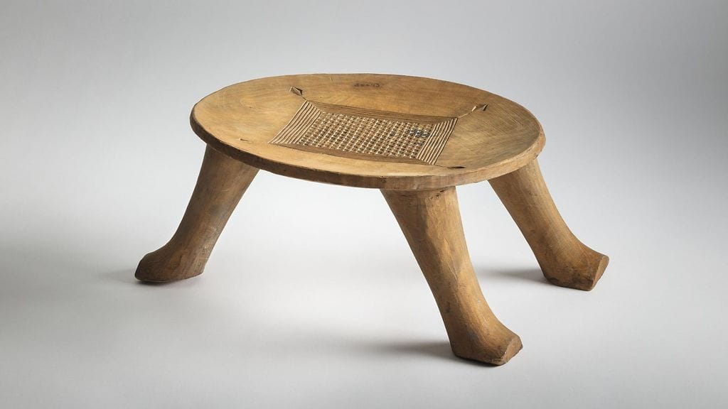 Tältä näyttää kataklen, eli kuninkaallinen seremoniaistuin. Suomen kansallismuseon kokoelmissa oleva katakle on peräisin nykyisen Beninin tasavallan alueella sijainneesta, 1600-luvulla perustetusta Dahomeyn kuningaskunnasta.