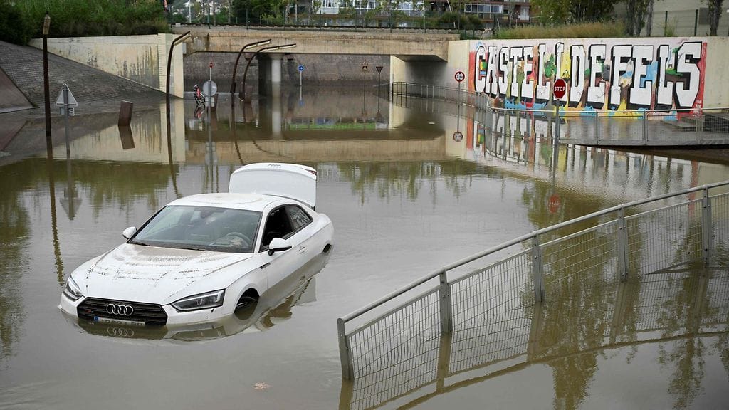 Tulviva auto Barcelonan Castelldefelsin esikaupunkialueella maanantaina, kun Kataloniaan iski rankkasade.