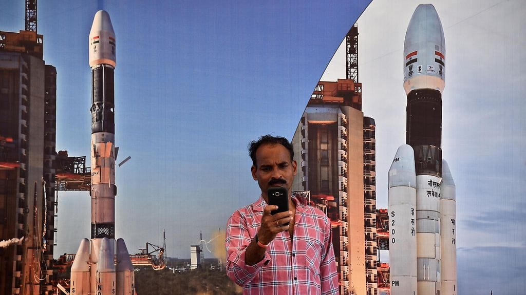 Vierailija ottaa selfietä Intian avaruustutkimusjärjestön (ISRO) ADITYA L-1 -raketin laukaisun aikana Satish Dhawanin avaruuskeskuksessa Intiassa 2023.