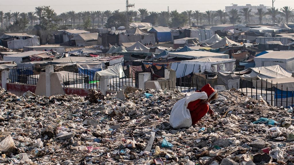 Palestiinalainen lapsi lajittelee roskia kerätessään muovia kaatopaikalta ruoanlaittokaasun ja polttoaineen puutteen keskellä Khan Younisin pakolaisleirillä Gazan eteläosassa 4. marraskuuta 2024.