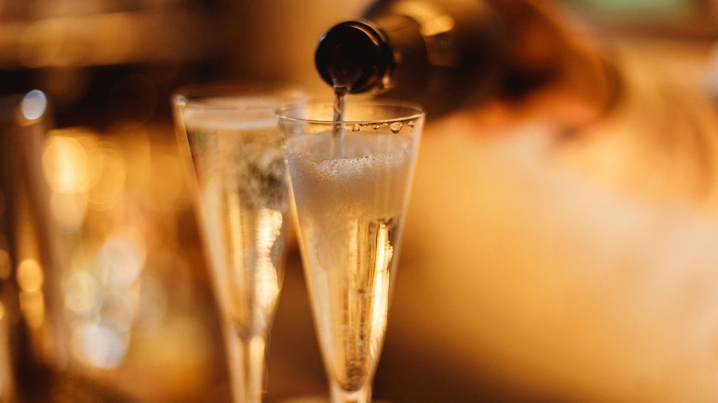 Bubbling tea eli kupliva tee imitoi kuohuviiniä. Sitä ei pidä sekoittaa kuplateehen eli bobaan.