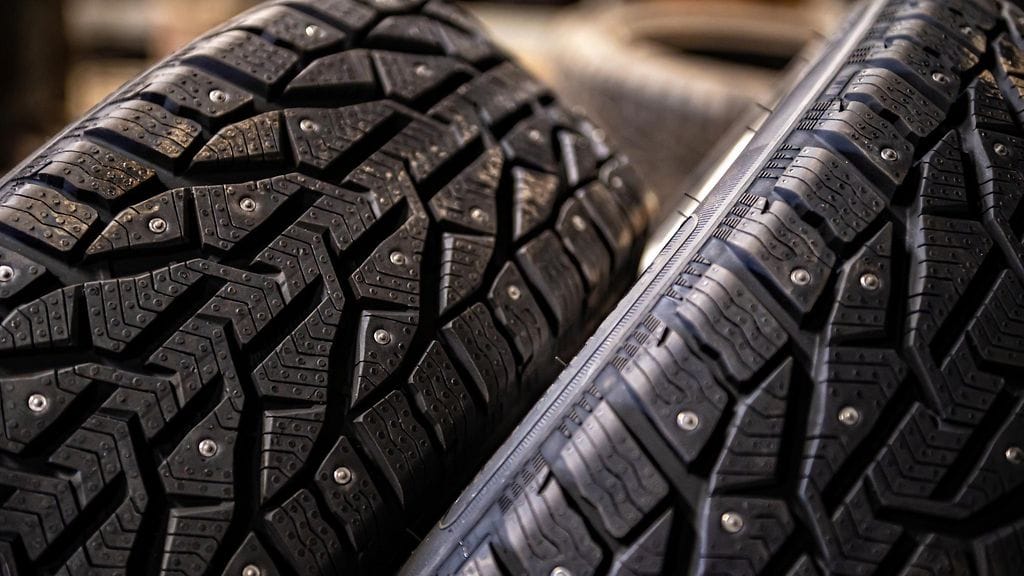 Talvirenkaiden vaihdon jälkeen auton ostanut kuluttaja huomasi, että Kiasta puuttuivat rengaspaineanturit. Kuvituskuva.