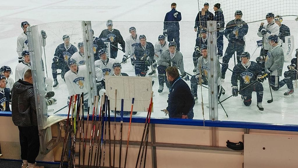 Leijonat kokoontui tiistaina Helsingin jäähallin harjoitushallin puolelle. Kuvassa Antti Pennanen vääntää kuviota fläppitaululle.