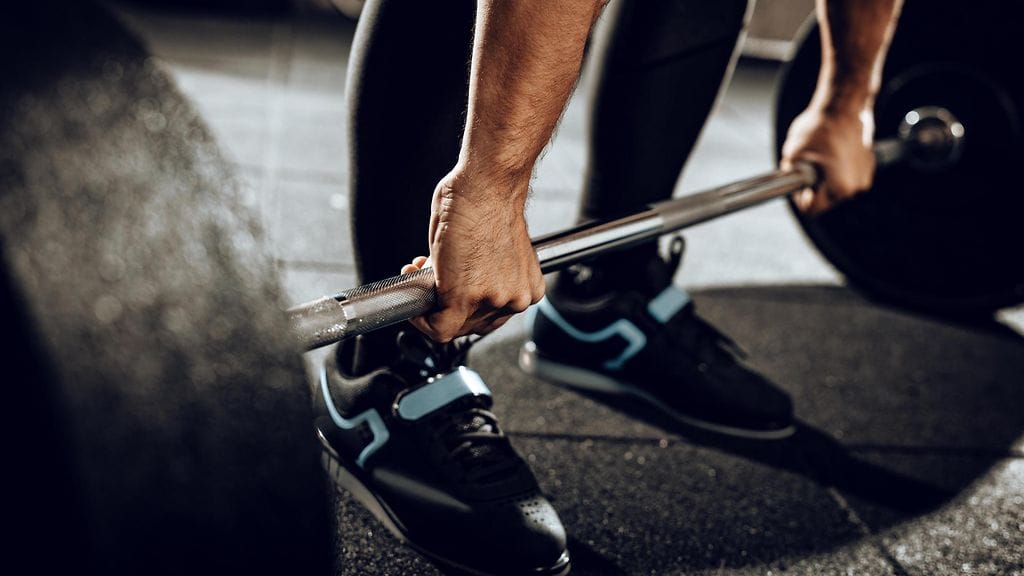 Voimanostossa kilpaillut mies hyödyntää voimiaan kepposvideoillaan. Kuvituskuva.