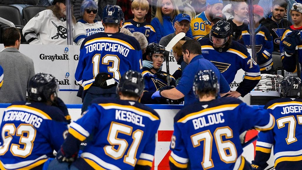 Muut pelaajat seurasivat Dylan Hollowaylle tehtyjä hoitotoimenpiteitä huolestuneen oloisina.