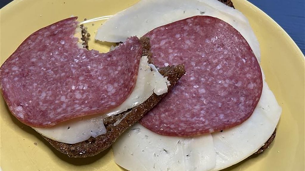 Täysjyväistä ruisleipää suositellaan syötävän jatkossakin, mutta leivän päältä tulisi jättää pois leikkeleet.