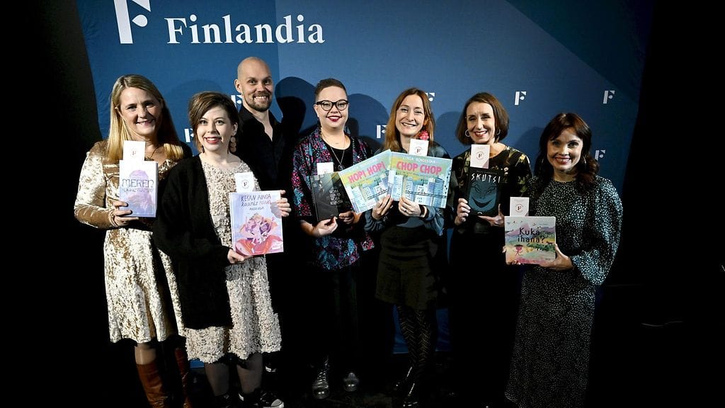 Ehdokkaat vasemmalta, Leena Paasio ja Meren koskettamat, Maria Vilja ja Kesän ainoa kaunis päivä, JP Ahonen ja Salla Simukka ja Poika ullakolla, poika kellarissa, Linda Bondestam ja Chop Chop (suom. Hopi hopi), Päivi Lukkarila ja Skutsi sekä Jenni Erkintalo ja Kuka ihana? lasten- ja nuortenkirjallisuuden Finlandia-ehdokkaiden julkistustilaisuudessa Helsingissä tänään keskiviikkona.