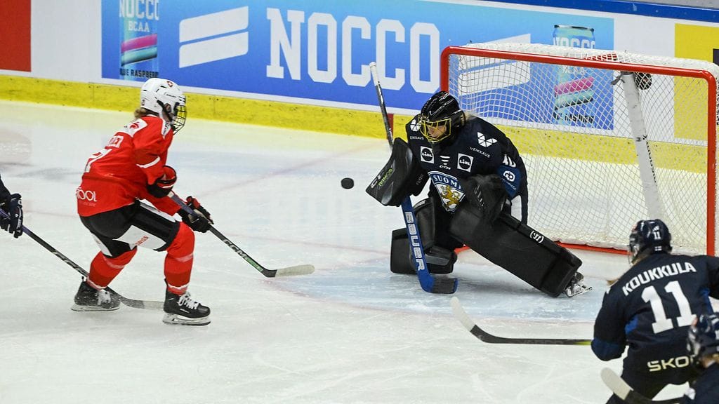 Maalivahti Salla Sivula piti nollat Sveitsiä vastaan.