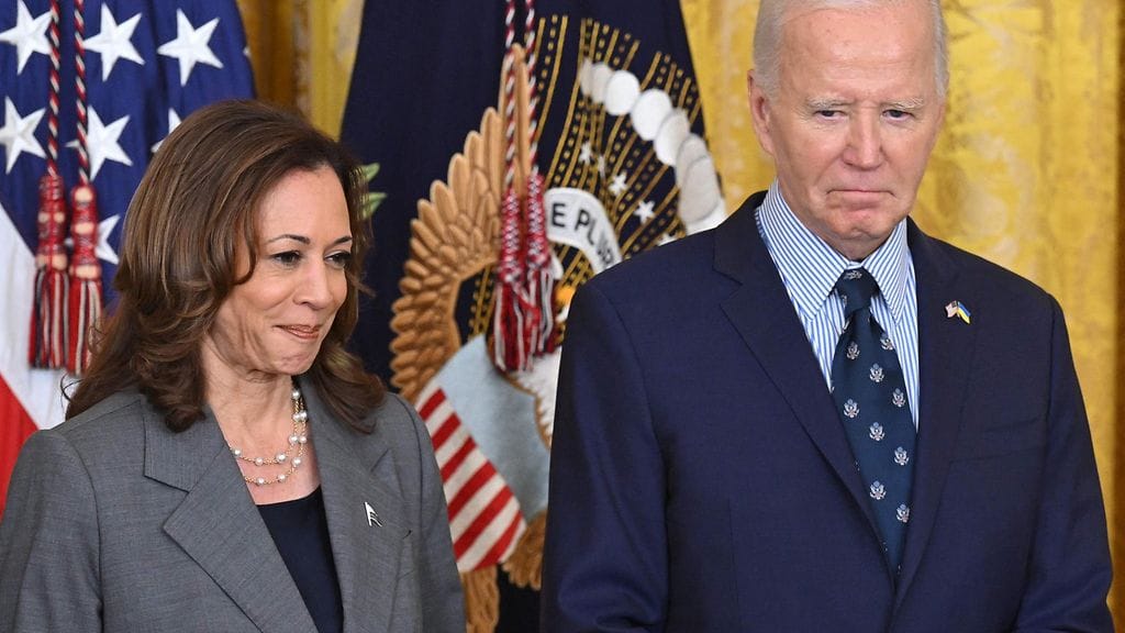 Kuvituskuva. Yhdysvaltain presidentti Joe Biden ylistää varapresidentti Kamala Harrisia tämän rehellisyydestä ja rohkeudesta.