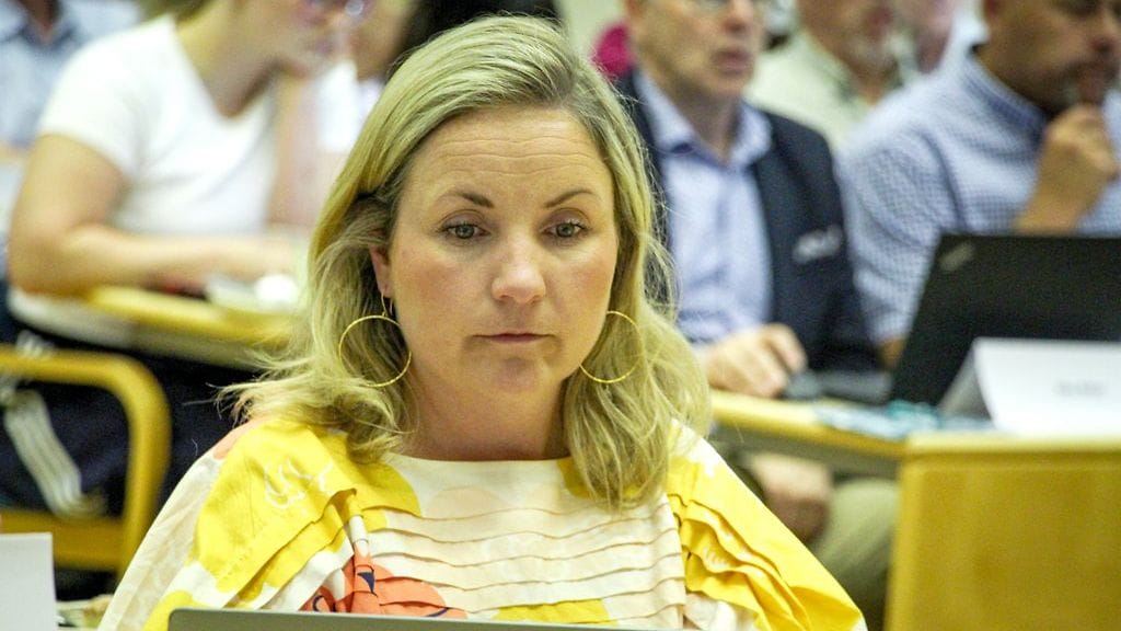 Kaisa Lepola jäi alkuvuodesta virkavapaalle työstään ja siirtyi kokopäiväisesti Kanta-Hämeen aluehallituksen puheenjohtajaksi. Nyt hänet irtisanottiin.