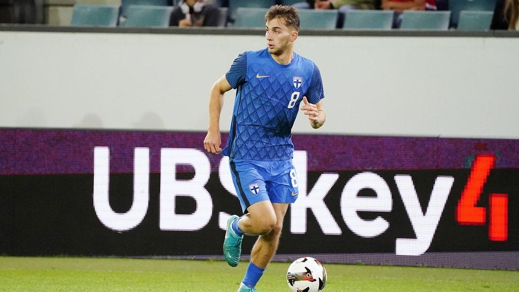 Adam Marhiev Pikkuhuuhkajien paidassa viime lokakuussa.