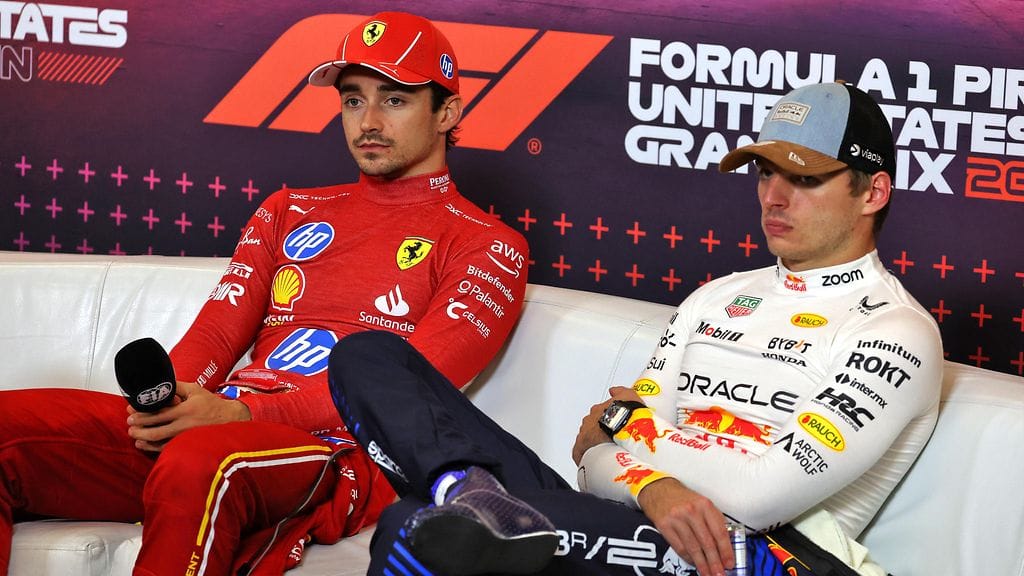 Charles Leclerc (vas.) ja Max Verstappen ovat saaneet FIA:n kovat rangaistukset kiroilusta lehdistötilaisuuksissa.