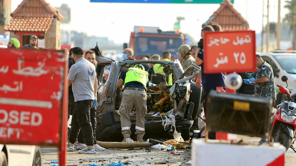 Lääkintämiehet ja Libanonin armeijan sotilaat ajoneuvoon kohdistuneen iskun tapahtumapaikalla Sidonin kaupungissa Libanonissa 7.11.2024.