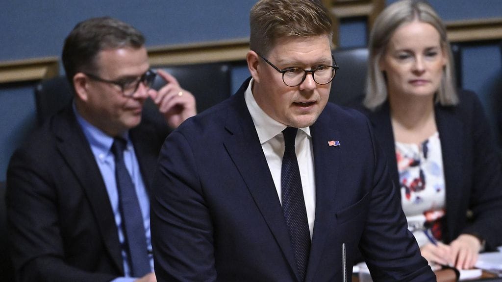 Kuvituskuva. Antti Lindtman piti SDP:n ryhmäpuheen eduskunnan täyistunnossa Helsingissä 24. lokakuuta 2024. stunnossa käynnistyi lähetekeskustelu valtion vuoden 2025 talousarvioesityksestä. Puhetta taustalla kuuntelevat pääministeri Petteri Orpo ja valtiovarainministeri Riikka Purra.