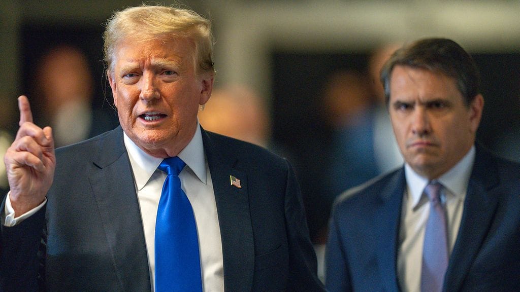 Kuvassa Donald Trump ja hänen asianajajansa Todd Blanche saapumassa oikeudenkäyntiin New Yorkissa toukokuun lopulla.