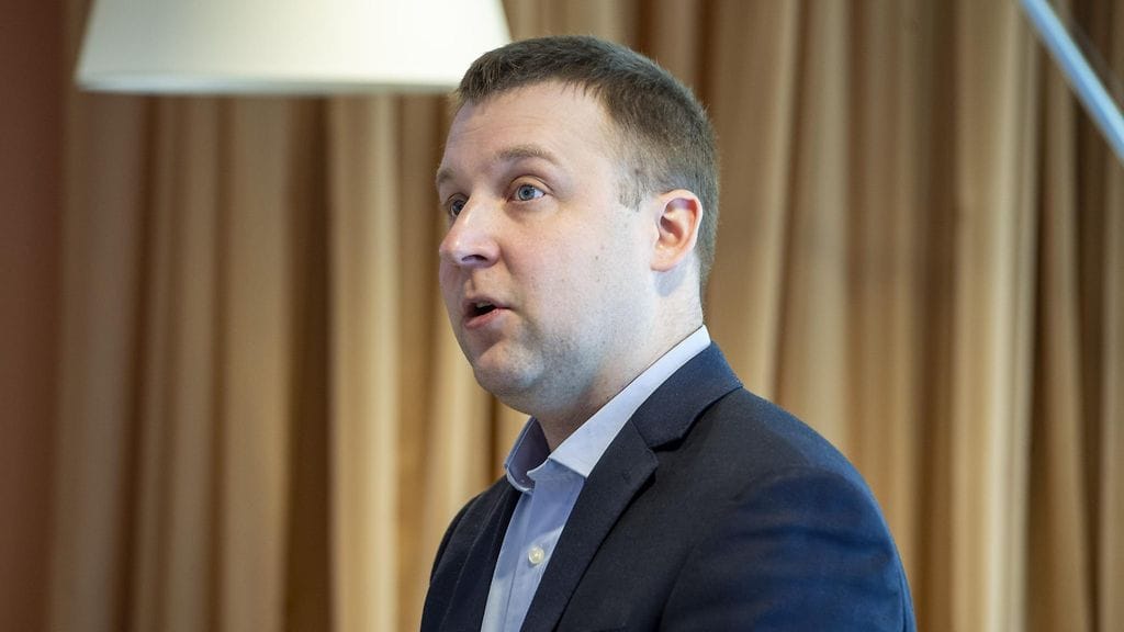 Kuvituskuva. Teknologiateollisuus ry:n pääekonomisti Petteri Rautaporras tiedotustilaisuudessa, jossa kerrottiin poliittisten lakkojen vaikutuksista teknologiateollisuuden yrityksiin, Helsingissä 25. maaliskuuta 2024