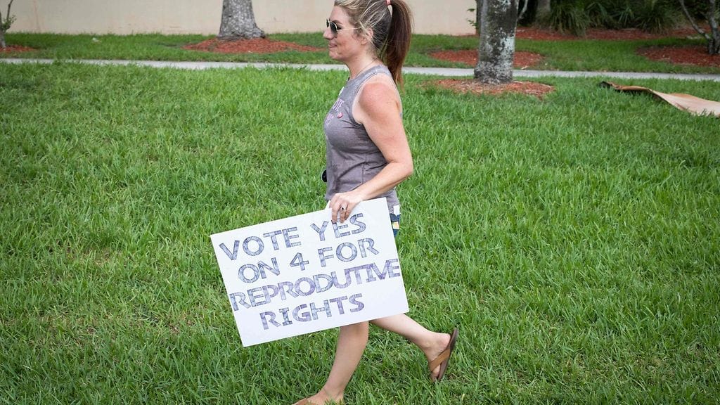 Kuvituskuva. Mielenosoituskyltti aborttioikeuksien puolesta korkeimman oikeuden Roe v. Wade -tuomion kumoamisen toisena vuosipäivänä West Palm Beachissa, Floridassa kesäkuussa.