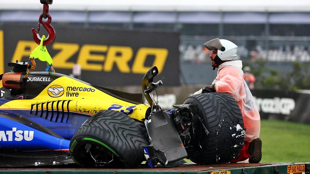 Alexander Albonin autoa kerättiin talteen Brasilian GP:n aika-ajoissa.