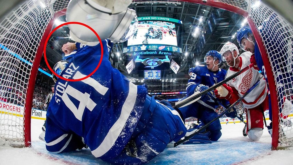 Anthony Stolarz torjui kiekon paljaalla kädellään Detroitia vastaan.