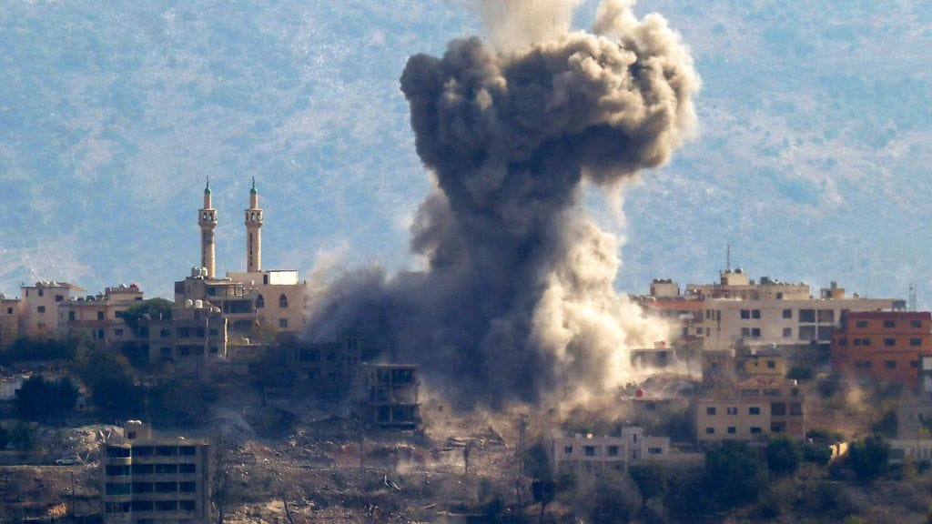 Savu nousee Etelä-Libanonissa sijaitsevassa Khiamin kylässä 9.11.2024 Israelin iskun jäljiltä.