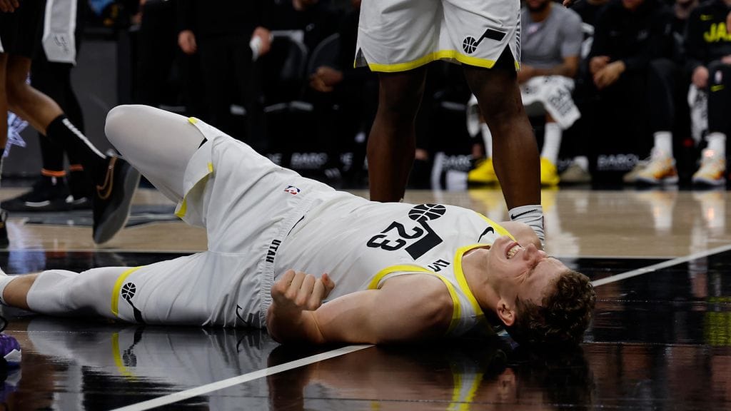 Lauri Markkanen oli tuskissaan kaaduttuaan selälleen ottelun loppuhetkillä.