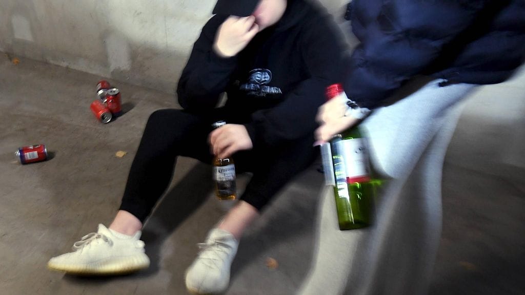 Alaikäisen voi olla nyt aiempaa helpompaa saada käsiinsä viinapullo.