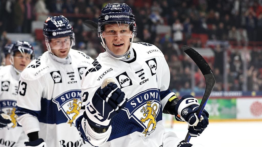 Harri Pesonen (kuvassa etualalla) on takonut hurjaa jälkeä Helsingissä pelattavassa Karjala-turnauksessa.