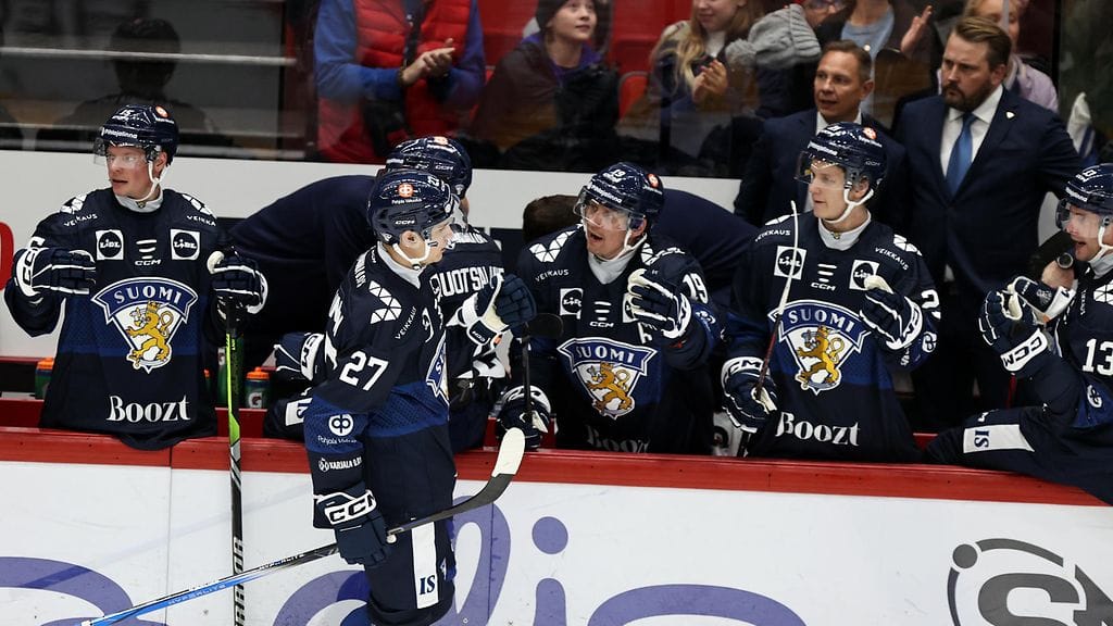 Antti Pennasen (kuvassa takana oikealla) Leijonat otti pelkkiä voittoja Helsingissä pelatusta Karjala-turnauksesta.