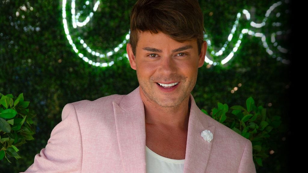 Niko Saarinen juontaa Love Island Suomi -ohjelmaa.