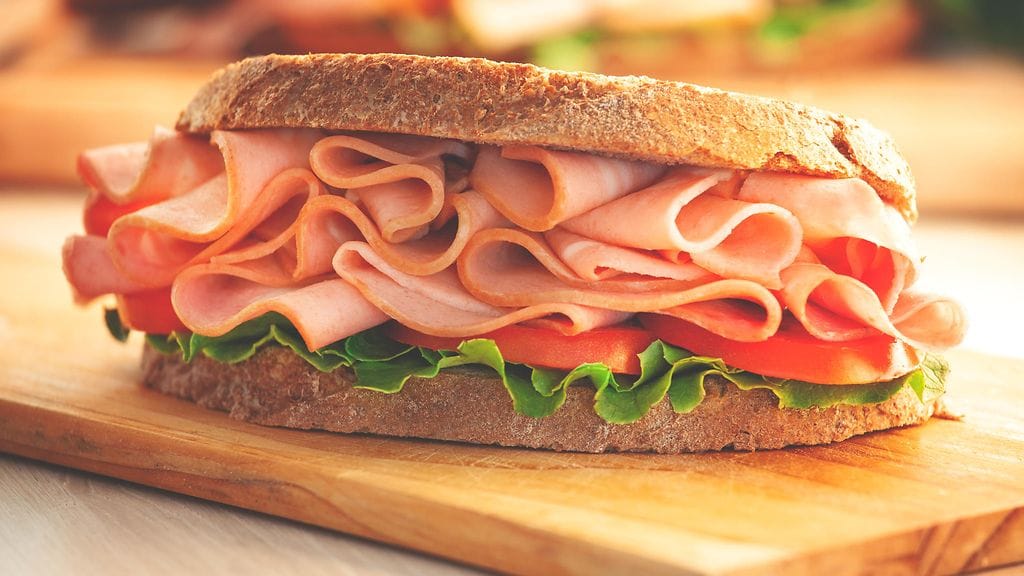 Uusissa ravitsemussuosituksissa suositellaan leikkeleiden jättämistä pois leivän päältä – mutta koskeeko suositus aivan kaikkia leikkeleitä?