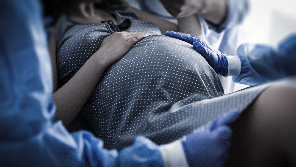 Komplikaatioille altistavat esimerkiksi synnyttäjän ylipaino ja korkeahko ikä.