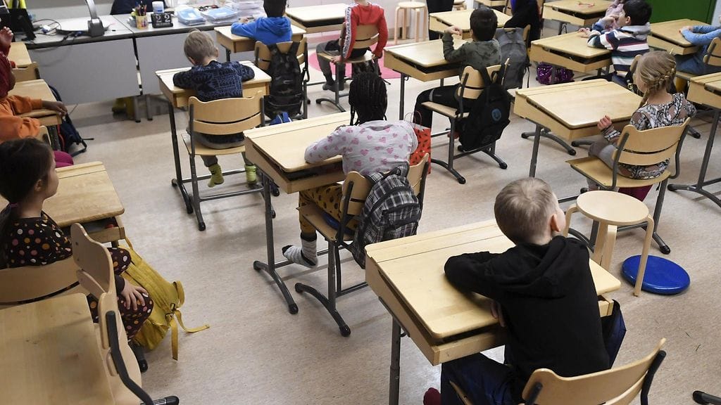 Koululaisia luokkahuoneessa oppitunnilla Itäkeskuksen peruskoulussa Helsingissä 7. tammikuuta 2021. Kuvituskuva.