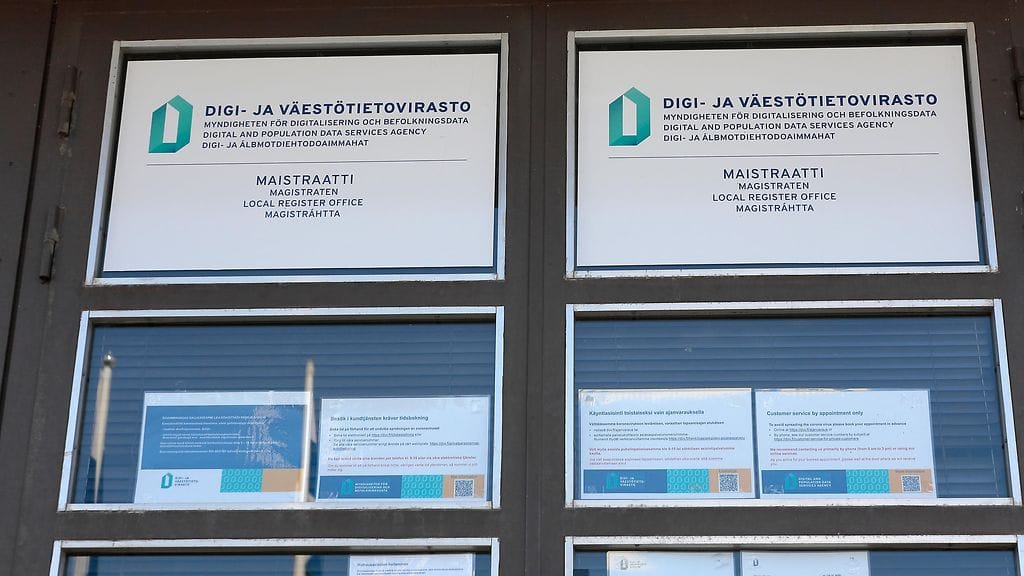 Väestötietojärjestelmässä tehdään Digi- ja väestötietoviraston mukaan päivitys, joka vaikuttaa väkilukutietoon. Kuvituskuvassa Digi-ja väestotietoviraston kyltit Kittilässä.